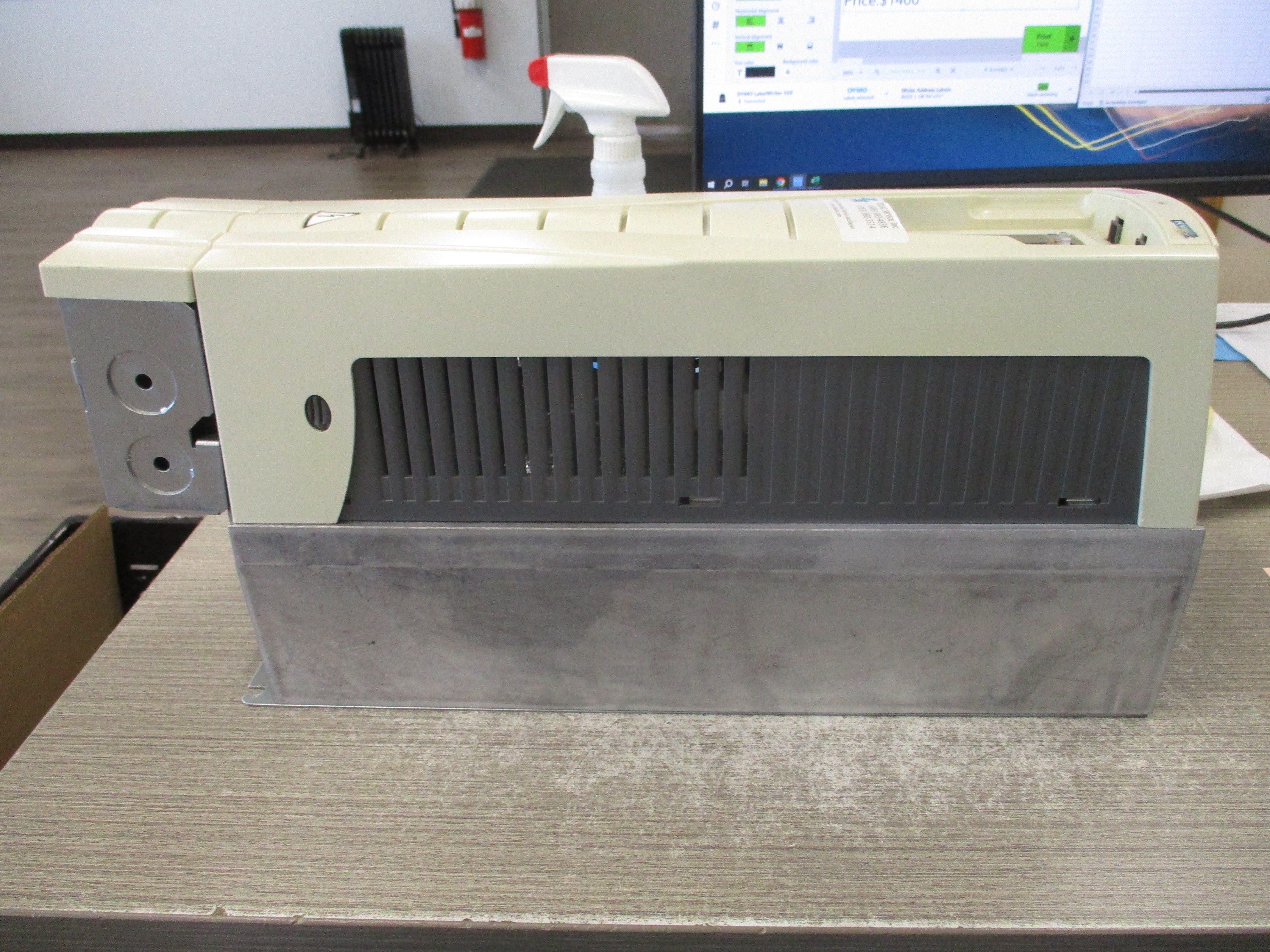 ABB ACH550 AC Drive  ACH550-UH-023A-4 15 HP 3Ph Input:380-480 V23 A48-63 HzOutput:0...U1 V23 A0-500 Hz * No Keypad * Used