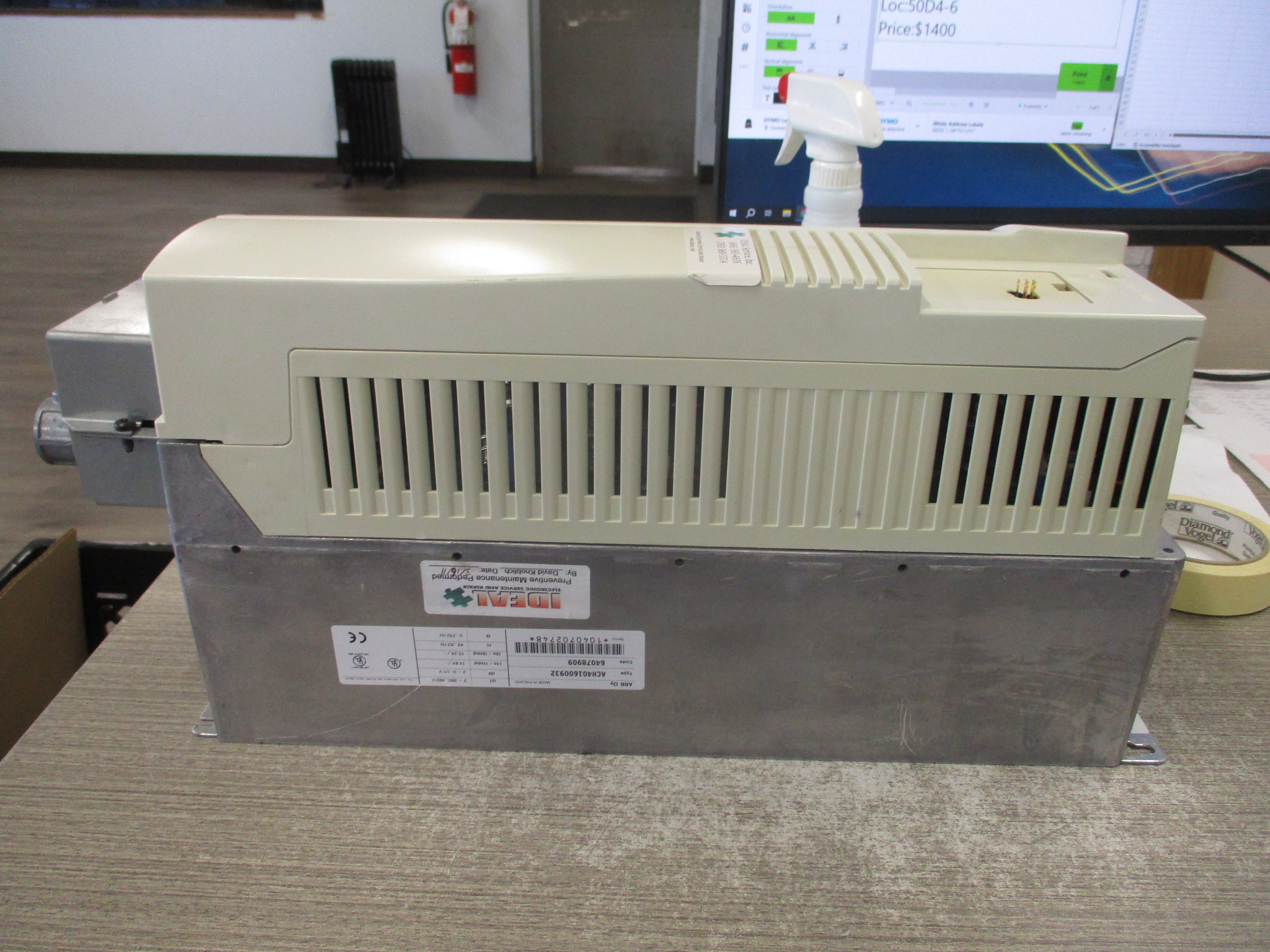 ABB ACH401 AC Drive  ACH401600932  10 HP  3Ph  Input: 380-480 V 14.8 A 48-63 Hz Output: 0-U1 V 15.3 A 0-250 Hz *No Keypad*  *Broken Keypad Mount Clip*  Uséd