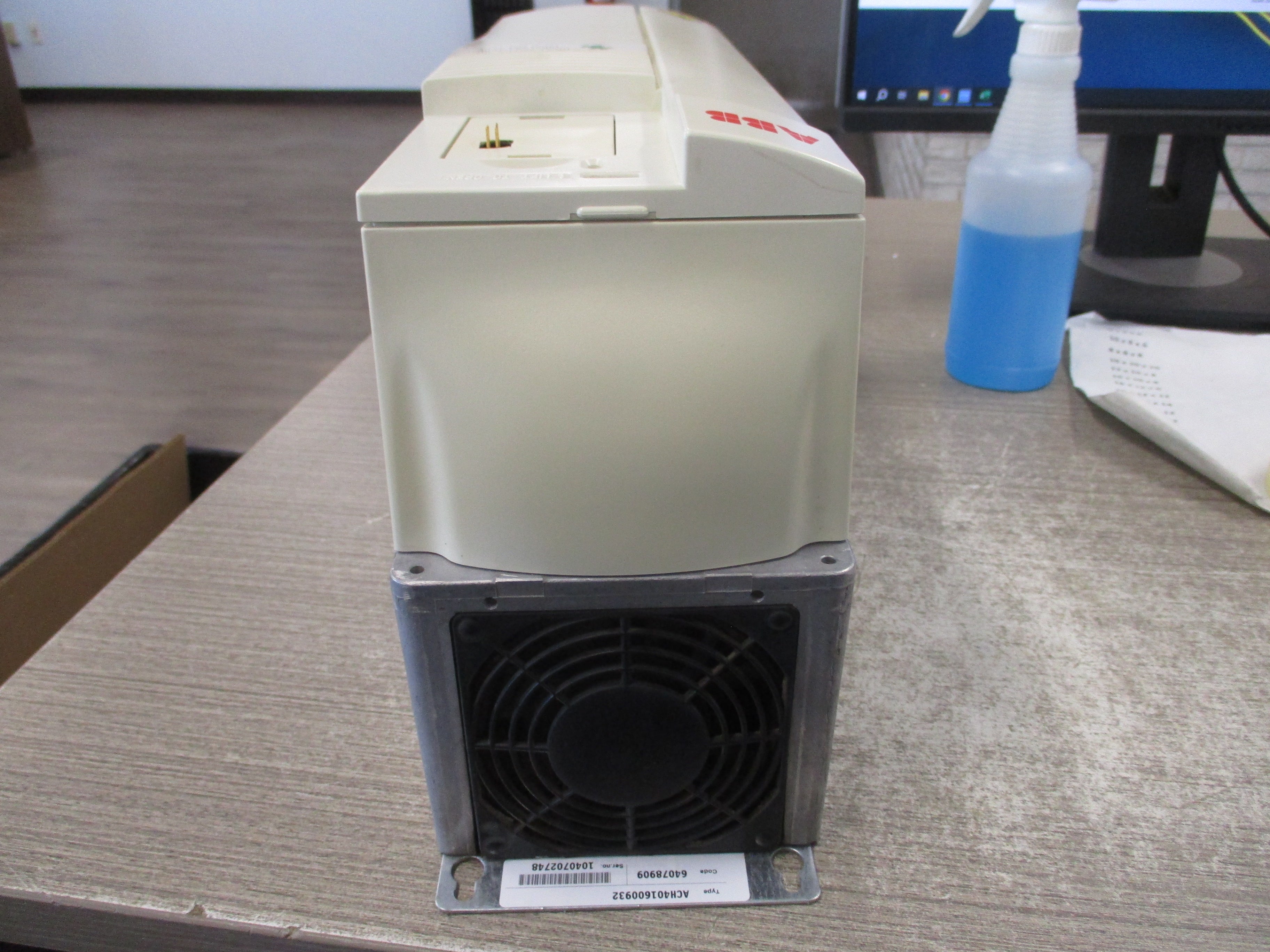 ABB ACH401 AC Drive  ACH401600932  10 HP  3Ph  Input: 380-480 V 14.8 A 48-63 Hz Output: 0-U1 V 15.3 A 0-250 Hz *No Keypad*  *Broken Keypad Mount Clip*  Uséd