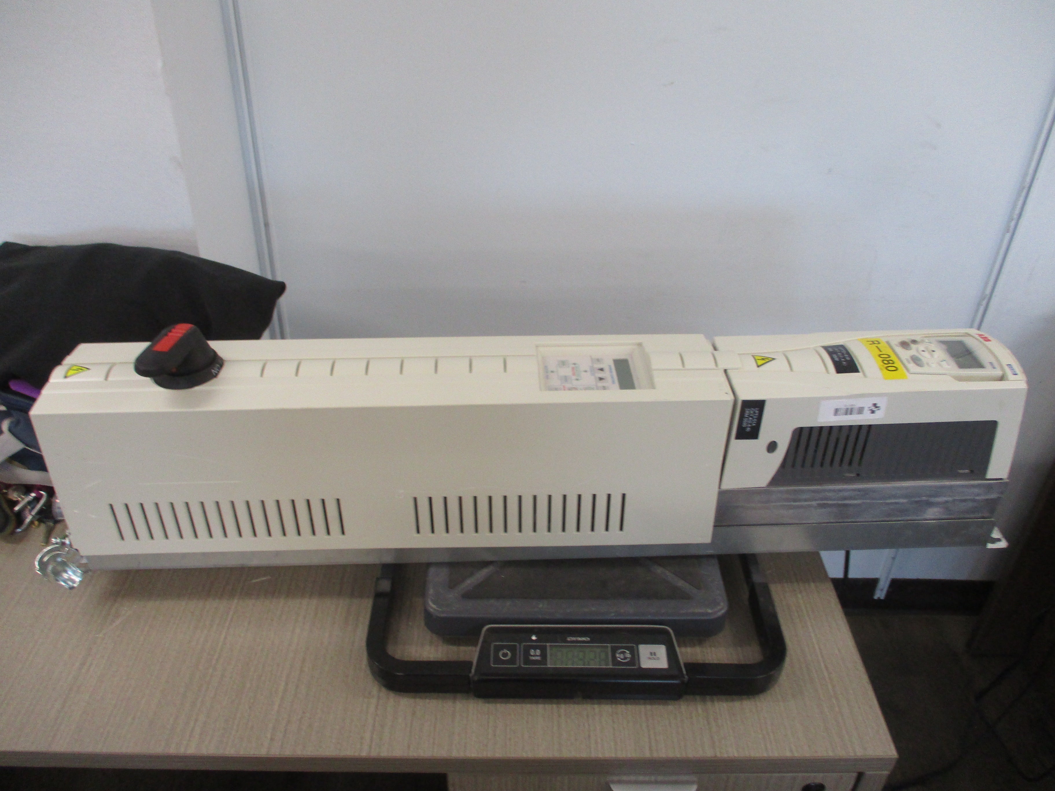 ABB ACH550-AC Drive W/Bypass ACH550-VCR-06A6-2+F267 1.5HP 3Ph Input: 3PH 48-63Hz 208-240 VAC 6.6A Output: 3PH 0-500Hz 0-U1 VAC 6.6A W/Keypad (Cracked Screen) Used