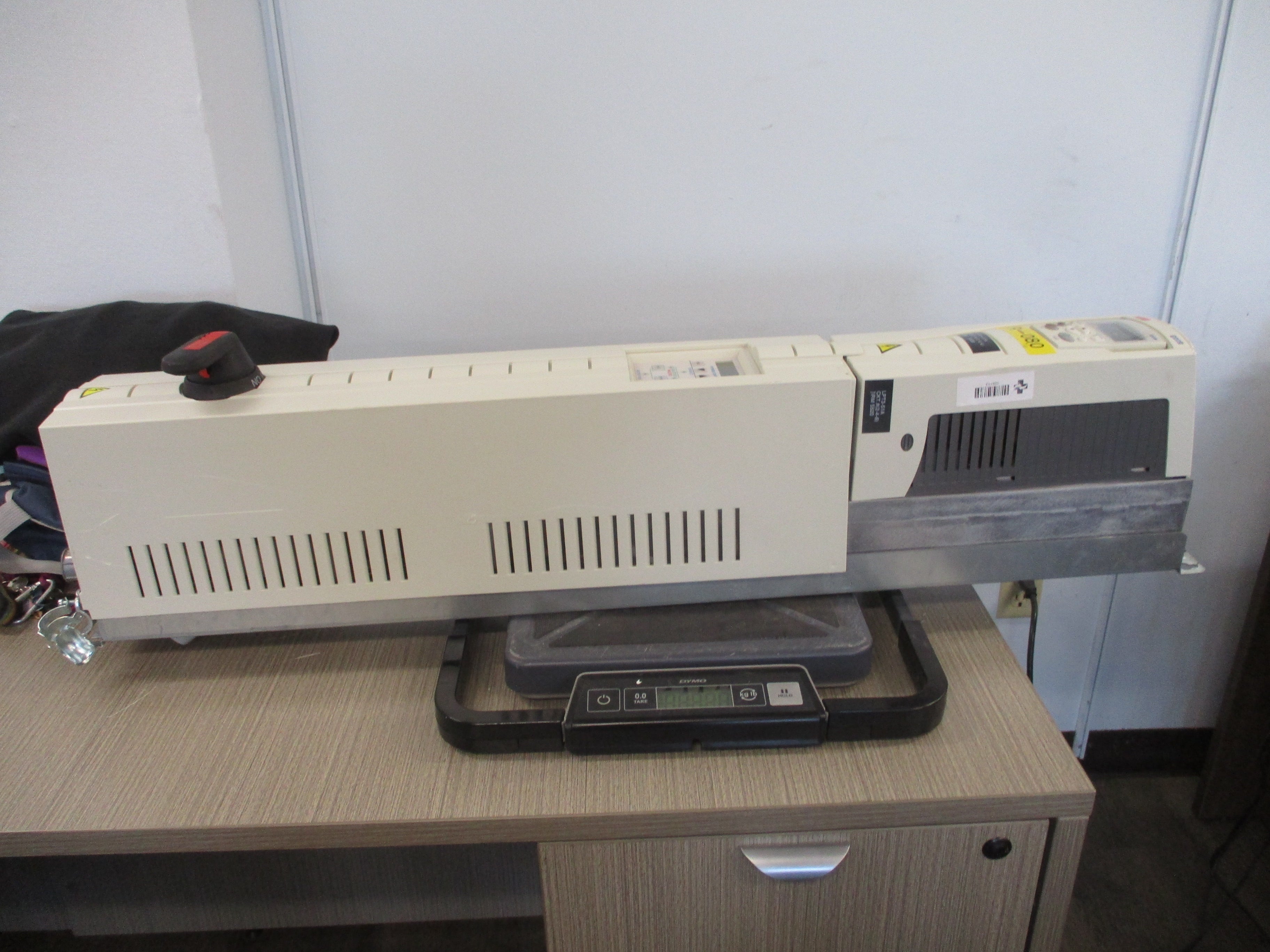 ABB ACH550-AC Drive W/Bypass ACH550-VCR-06A6-2+F267 1.5HP 3Ph Input: 3PH 48-63Hz 208-240 VAC 6.6A Output: 3PH 0-500Hz 0-U1 VAC 6.6A W/Keypad (Cracked Screen) Used