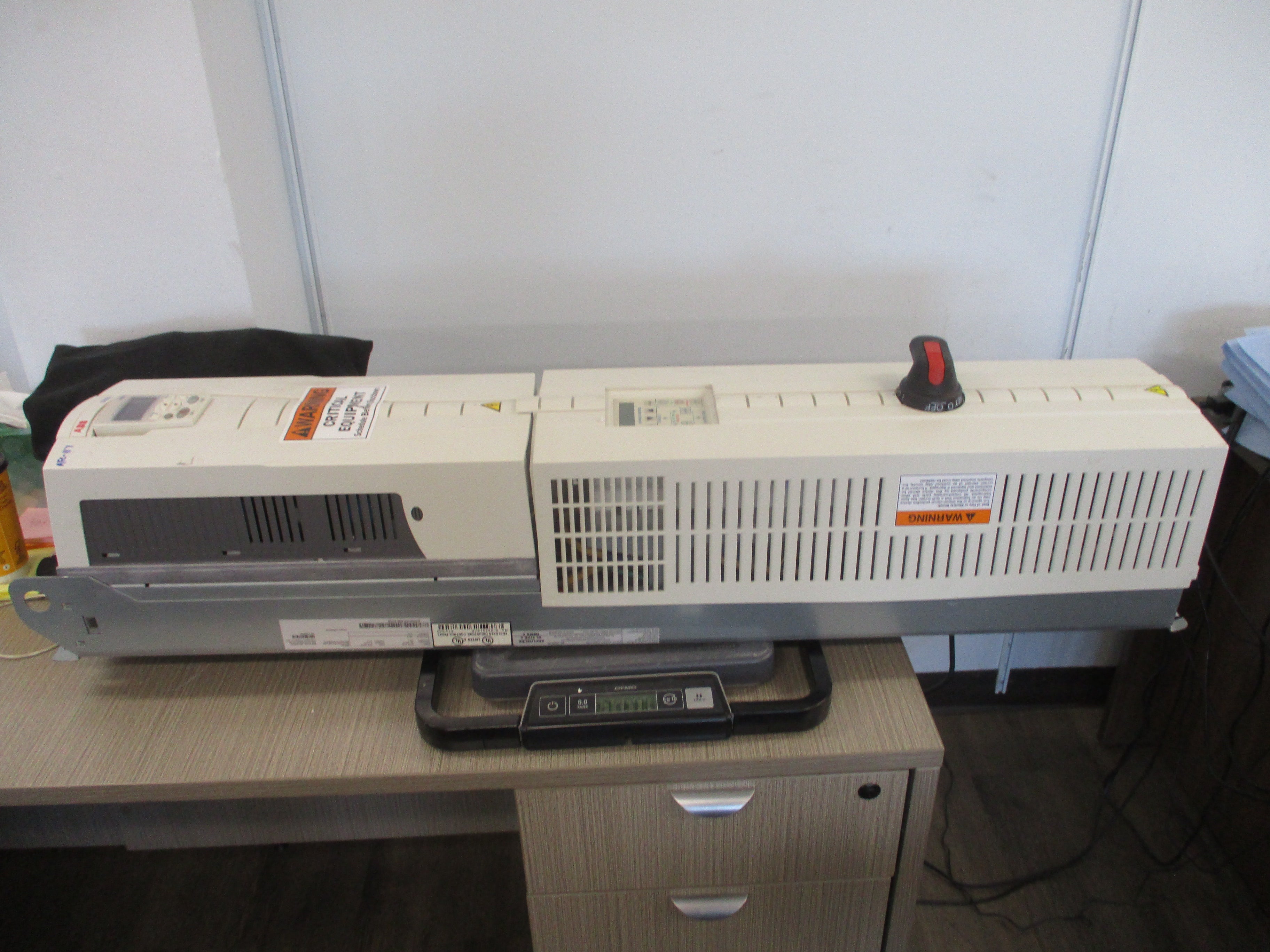 ABB ACH550 AC Drive W/Bypass ACH550-VCR-059A-2+F267 20HP 3Ph Input: 3PH 48-63Hz 208-240 VAC 59.4A Output: 3PH 0-500Hz 0-U1 VAC 59.4A W/Keypad Used