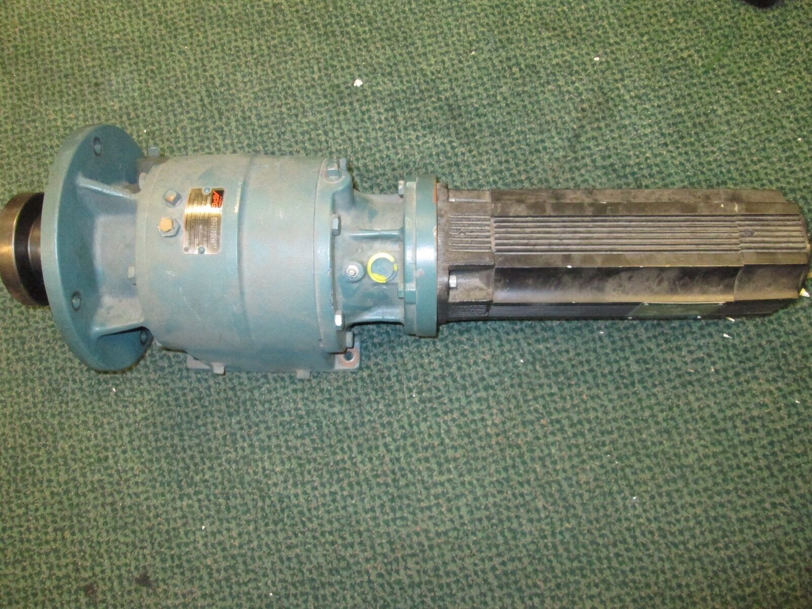 Allen-Bradley AC Servo Motor w/ gear 1326AB-B430E-21 3200 RPM 1.5 KW